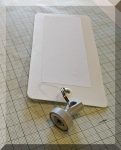   Műanyag jelölő címke, mágneses rög. 120x65 mm. Fehér + szürke füles mágnessel