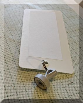 Műanyag jelölő címke, mágneses rög. 120x65 mm. Fehér + szürke füles mágnessel