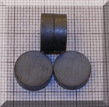 D12x4 mm. Ferrit korong mágnes
