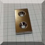   40x20x5 mm. NdFeB téglatest mágnes N38 2db. süllyesztett furattal