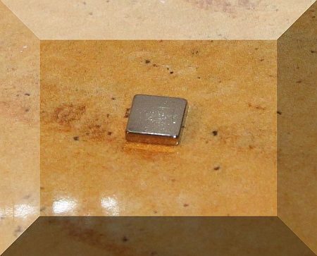 5x5x1,2 mm. N50 Neodym téglatest mágnes 